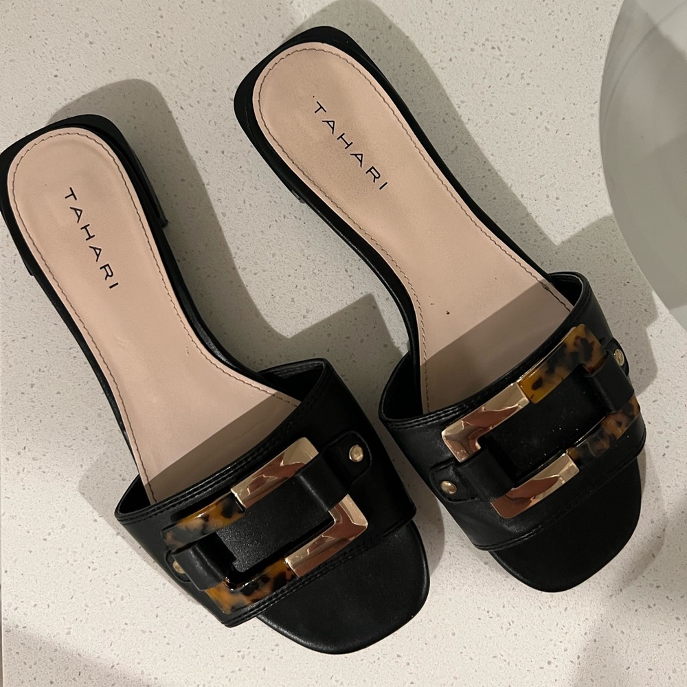 Flat summer sandal.